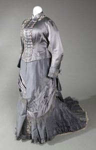 三件式钢灰色连衣裙包括两个紧身胸衣和一条裙子。伊丽莎·阿尔布雷·威塞尔在辛辛那提出生 作者 加尔文小姐